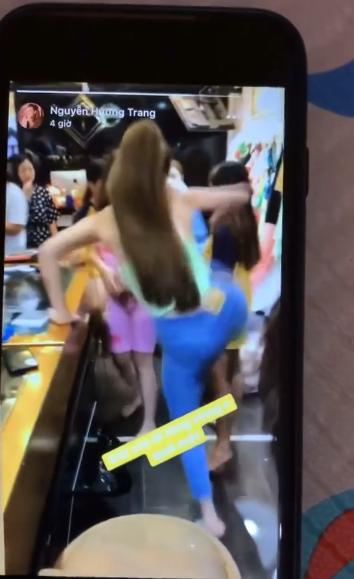 Theo đoạn clip lại, thời điểm này "hot girl bán hàng online" gọi cô gái lại nói chuyện, tuy nhiên sau đó Trang Nemo đã dùng chân đạp mạnh vào người cô gái đó, ngã xuống đất.