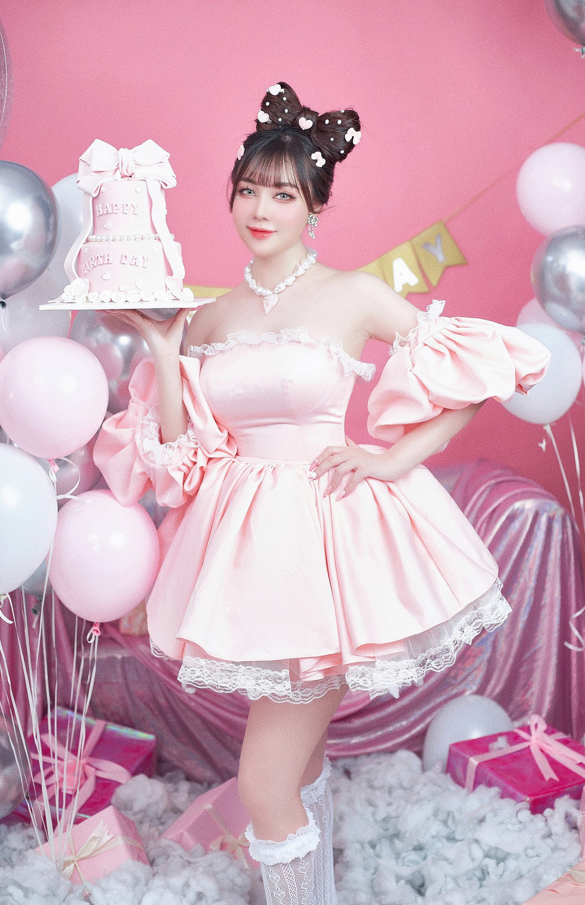 Lần lên sóng này, vợ cũ Trọng Hưng chọn style bánh bèo. Từ trang phục, phụ kiện cho tới bối cảnh đều lấy tông hồng làm chủ đạo.