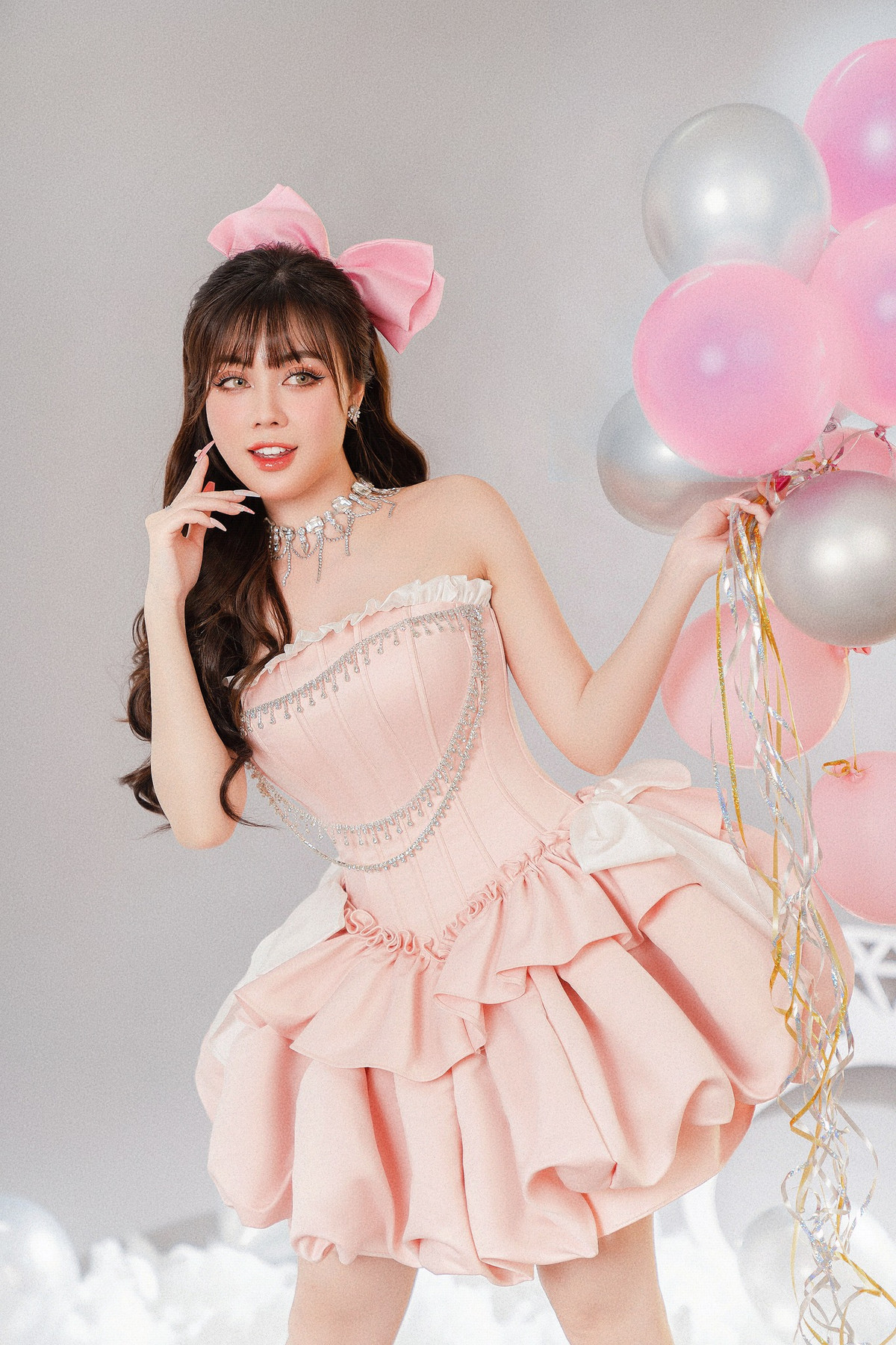 Nhưng nhìn tổng thể, ai cũng xuýt xoa bởi cô giáo hot girl ngày càng thăng hạng nhan sắc sau 2 năm ly hôn.