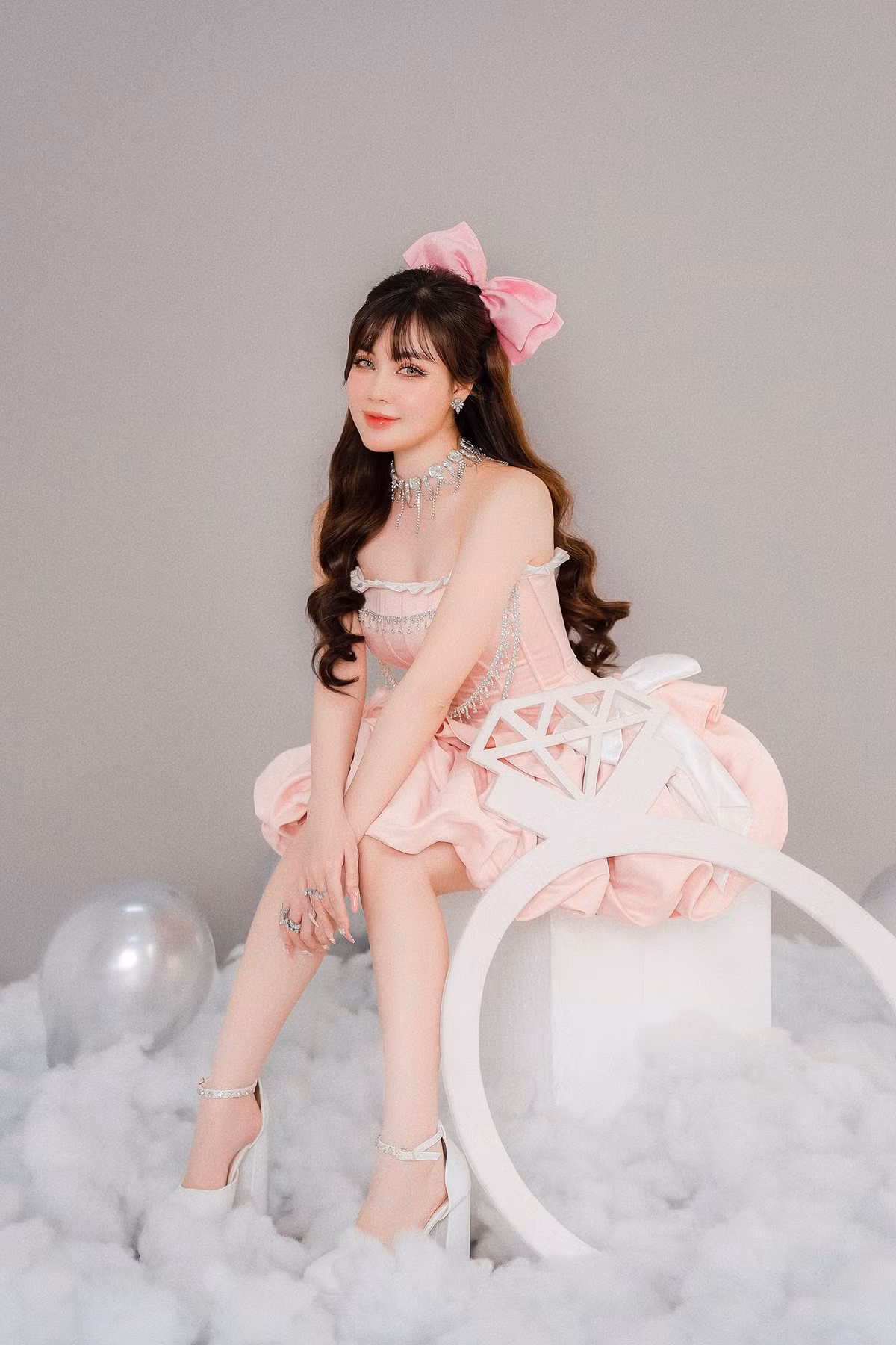 Chính chủ của bộ ảnh khiến người xem khó nhận ra vì ngoại hình ngày một đổi khác.