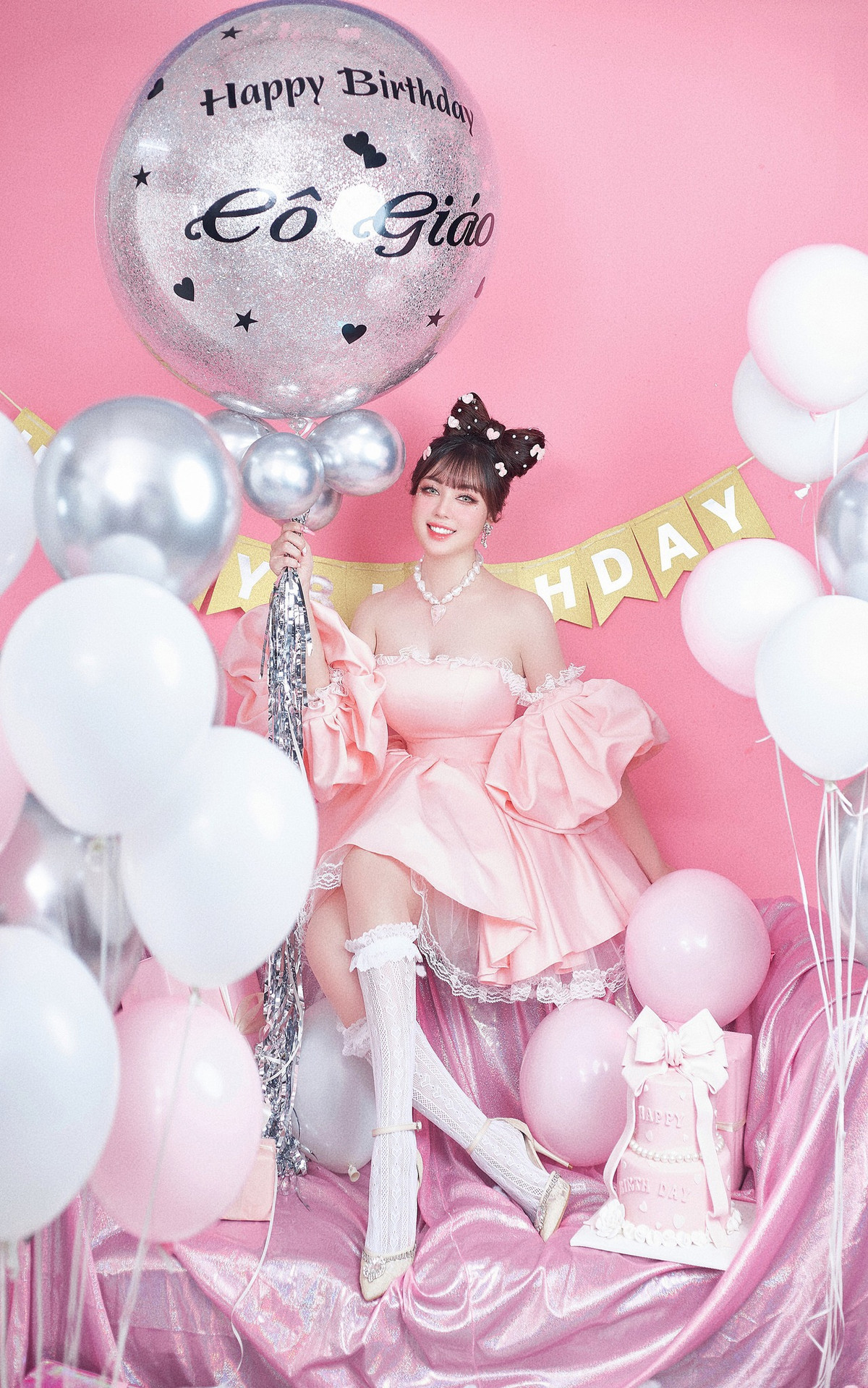 Tuy nhiên phần lớn netizen nhận xét rằng gương mặt của Âu Hà My bị chỉnh sửa quá nhiều, đơ cứng không khác gì tượng sáp.