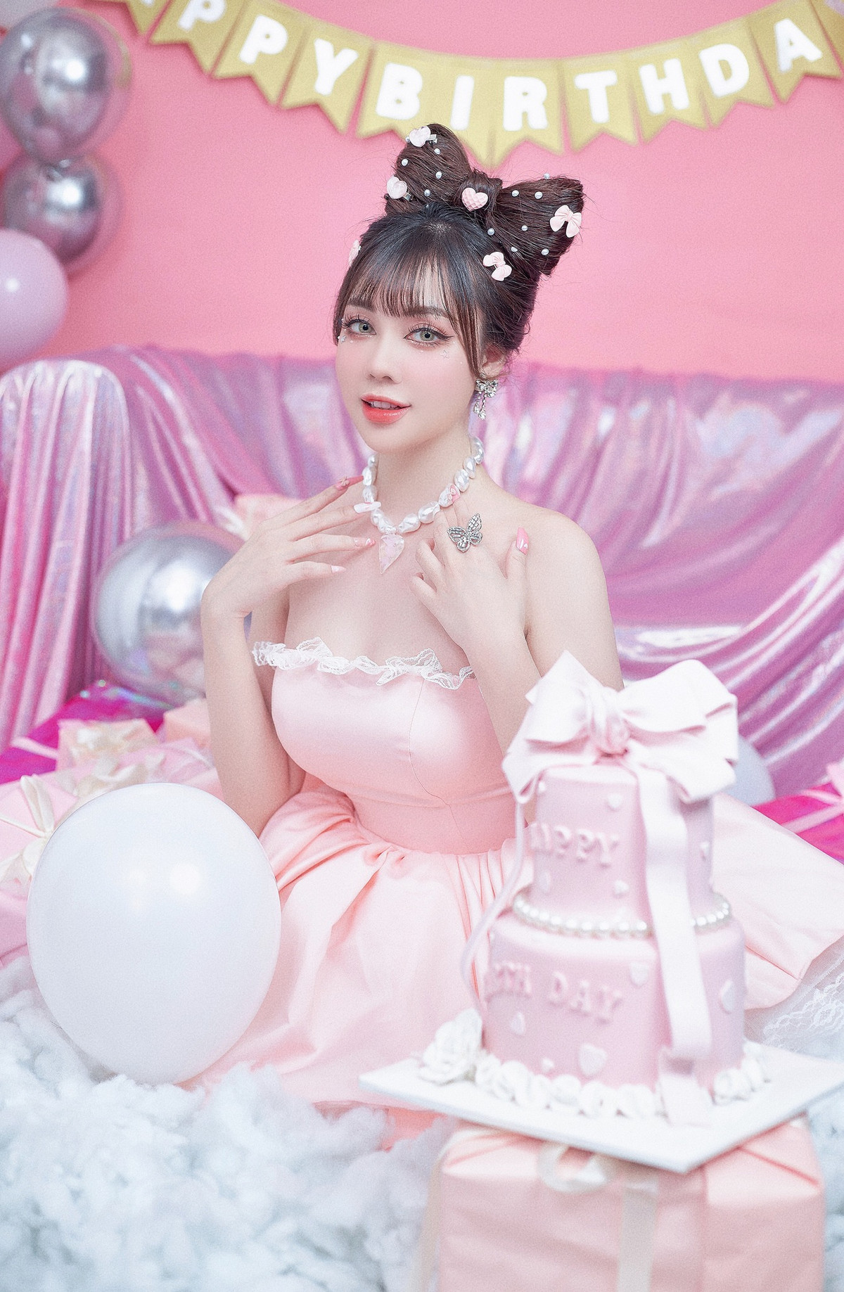 Đính kèm hình ảnh cô giáo hot girl chia sẻ: "Chúc cô gái sinh nhật vui vẻ. Chúc em bước sang tuổi mới trưởng thành hơn, mạnh mẽ hơn, thành công hơn và luôn hạnh phúc bên những người mình yêu thương".