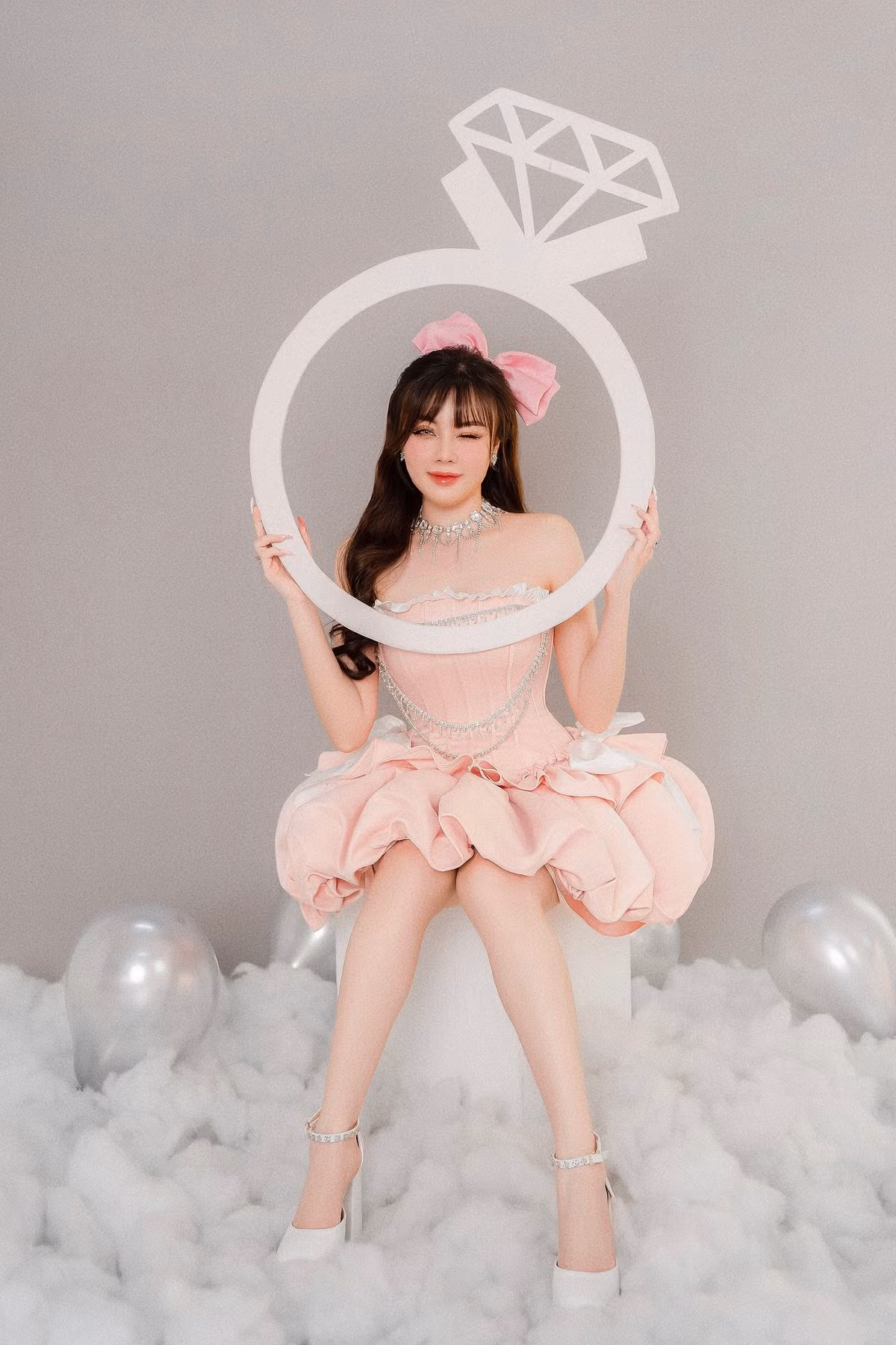 Tên tuổi của nữ giảng viên gây chú ý nhiều hơn khi cô kết hôn với nam đạo diễn/cựu hot boy trường Đại học Sân khấu Điện ảnh Nguyễn Trọng Hưng.