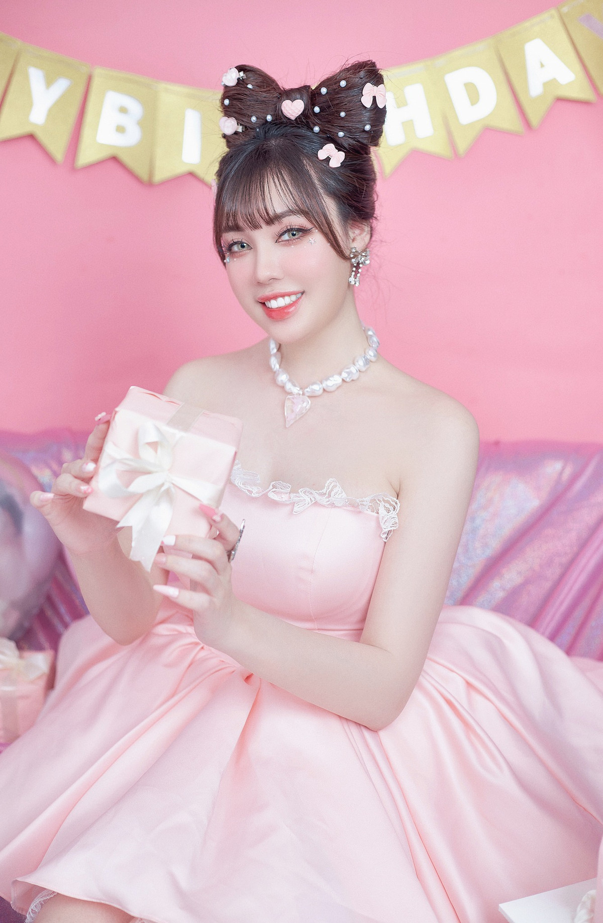 Bộ ảnh mới này của Âu Hà My cô thực hiện nhân dịp sinh nhật của mình, cũng là ngày Nhà giáo Việt Nam.