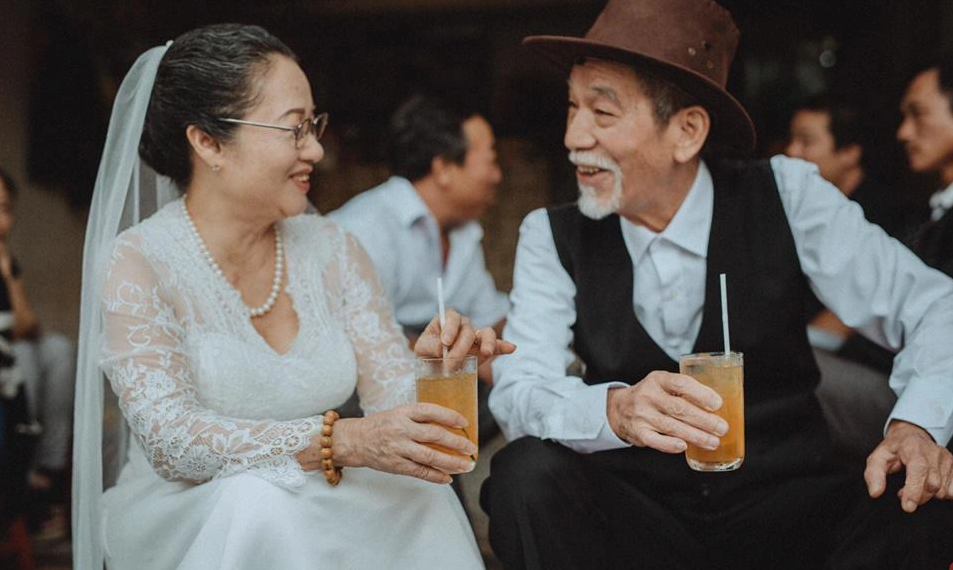 Bộ ảnh cưới của nghệ sĩ Mai Ngọc Căn có tên “Thời đại thay đổi, tình yêu có đổi thay” được chụp trên khu vực phố Nhà thờ.