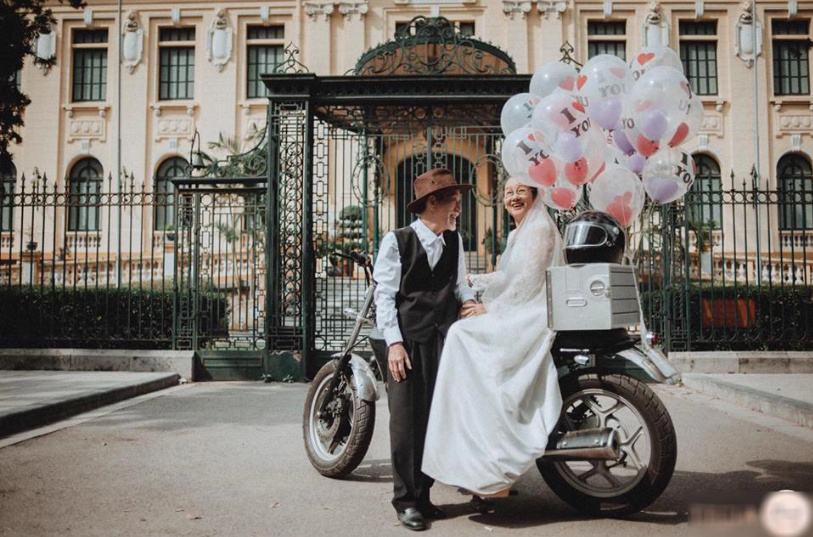 Trong clip hậu trường bộ ảnh cưới, vợ chồng nghệ sĩ không ngại ngần hòa nhịp theo điệu nhạc, cùng nhún nhảy những động tác vũ đạo bên nhau như những ngày mới yêu.