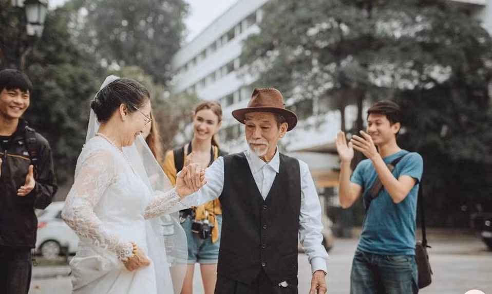 Không khó để nhận ra bộ hình được thực hiện tại những địa điểm quen thuộc tại Hà Nội - nơi các bạn trẻ hay lui tới - như Trà chanh nhà thờ, phố đi bộ...