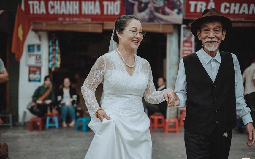 Sau khi đăng tải lên MXH, bộ ảnh cưới của vợ chồng nghệ sĩ nhận được sự chú ý của cư dân mạng.