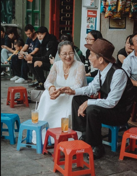 Chùm ảnh cưới bình dị mà đáng yêu của vợ chồng nghệ sĩ Mai Ngọc Căn được cư dân mạng yêu thích và chia sẻ nhiều.