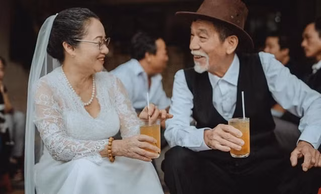 Cũng trà chanh vỉa hè, cũng nắm chặt tay nhau mỗi khi qua đường... tình yêu của họ khiến giới trẻ phải trầm trồ ngưỡng mộ. Ảnh: Tổng hợp