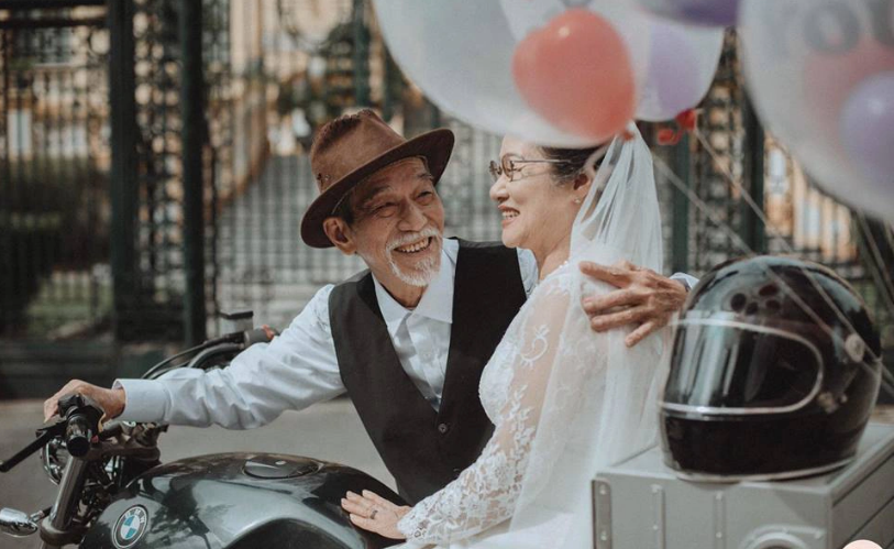 Trước những hình ảnh này, người xem không ngớt xuýt xoa và ngưỡng mộ trước tình yêu vượt thời gian của 2 nghệ sĩ.