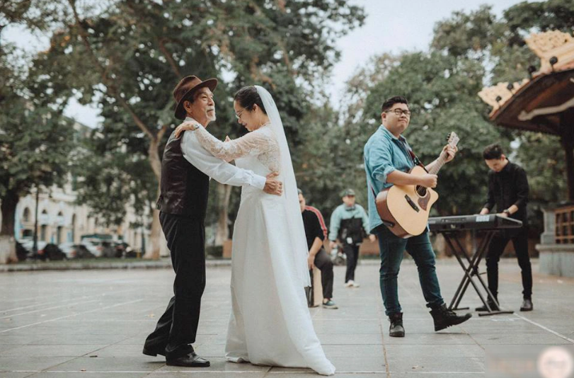 Theo chia sẻ từ ê-kíp, đây là bộ ảnh cưới đặc biệt, kỷ niệm tình yêu 50 năm của vợ chồng nghệ sĩ Mai Ngọc Căn.