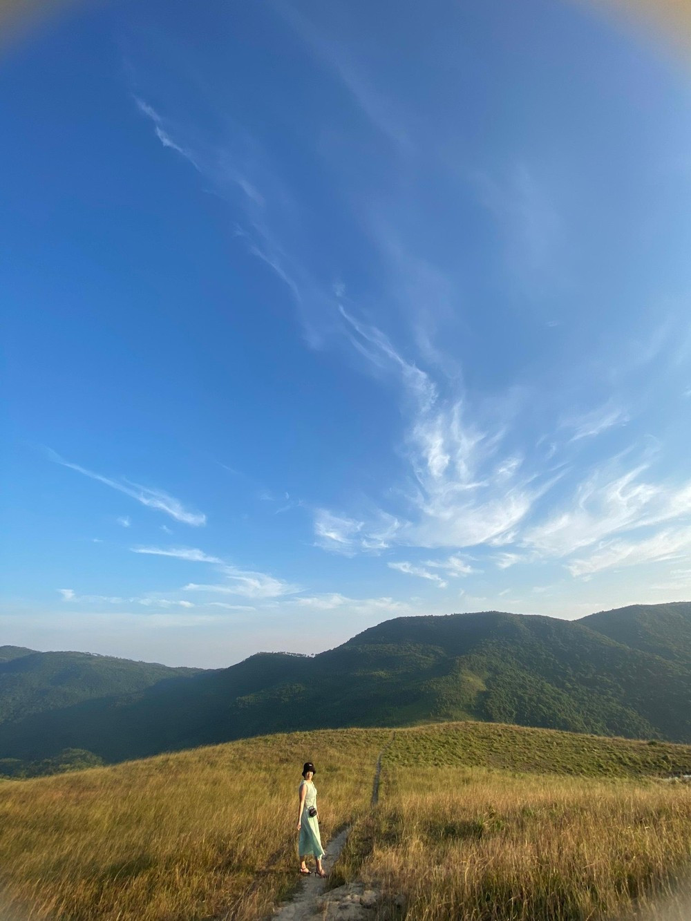 Một kinh nghiệm của các tín đồ du lịch chia sẻ, muốn săn ảnh độc đáo nên chọn lúc bình minh từ khi mây còn bao phủ đến lúc những tia nắng đầu ngày hiện ra hoặc khoảnh khắc hoàng hôn rực rỡ. Ảnh: Trang Phạm