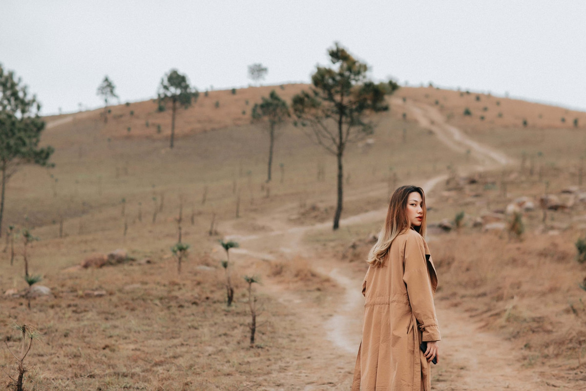 Chỉ cần chọn cho mình những bộ cánh thật xinh, đơn sắc như: đỏ, trắng, đen,... để nổi bật trên nền cỏ. Ảnh: Trung Hiếu