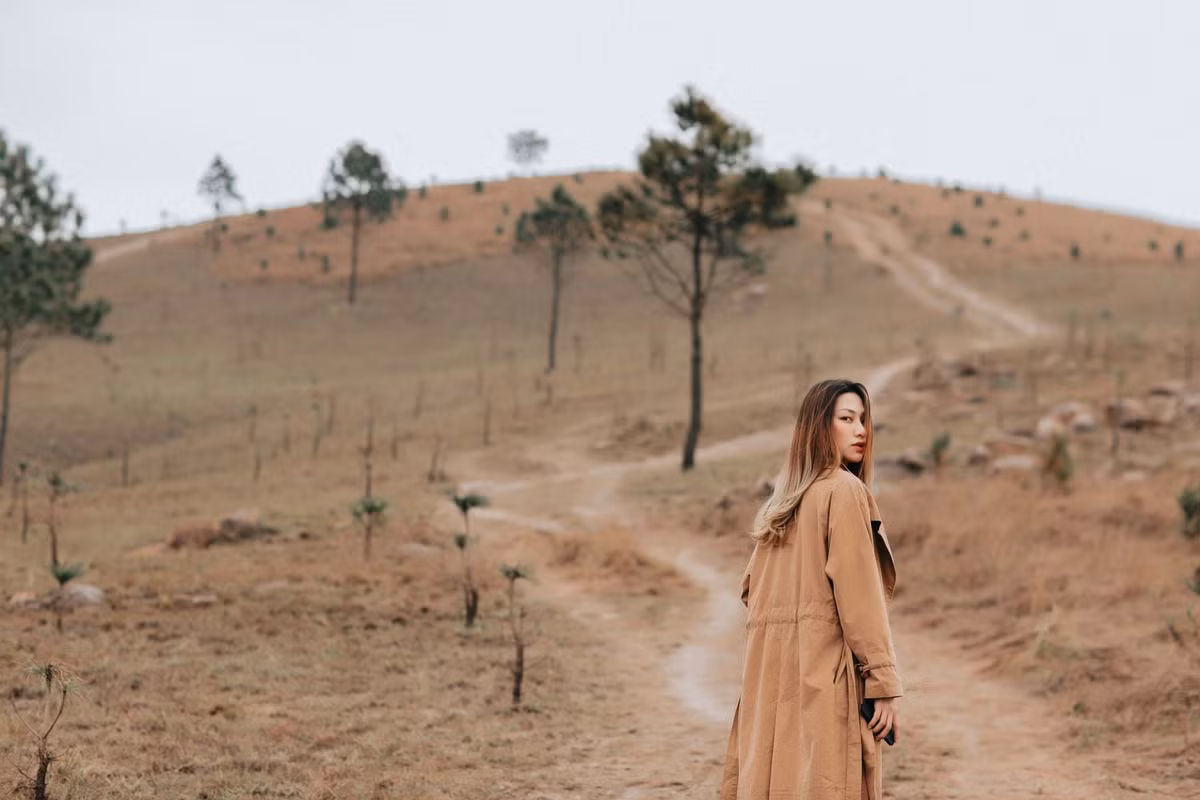 Chỉ cần chọn cho mình những bộ cánh thật xinh, đơn sắc như: đỏ, trắng, đen,... để nổi bật trên nền cỏ. Ảnh: Trung Hiếu