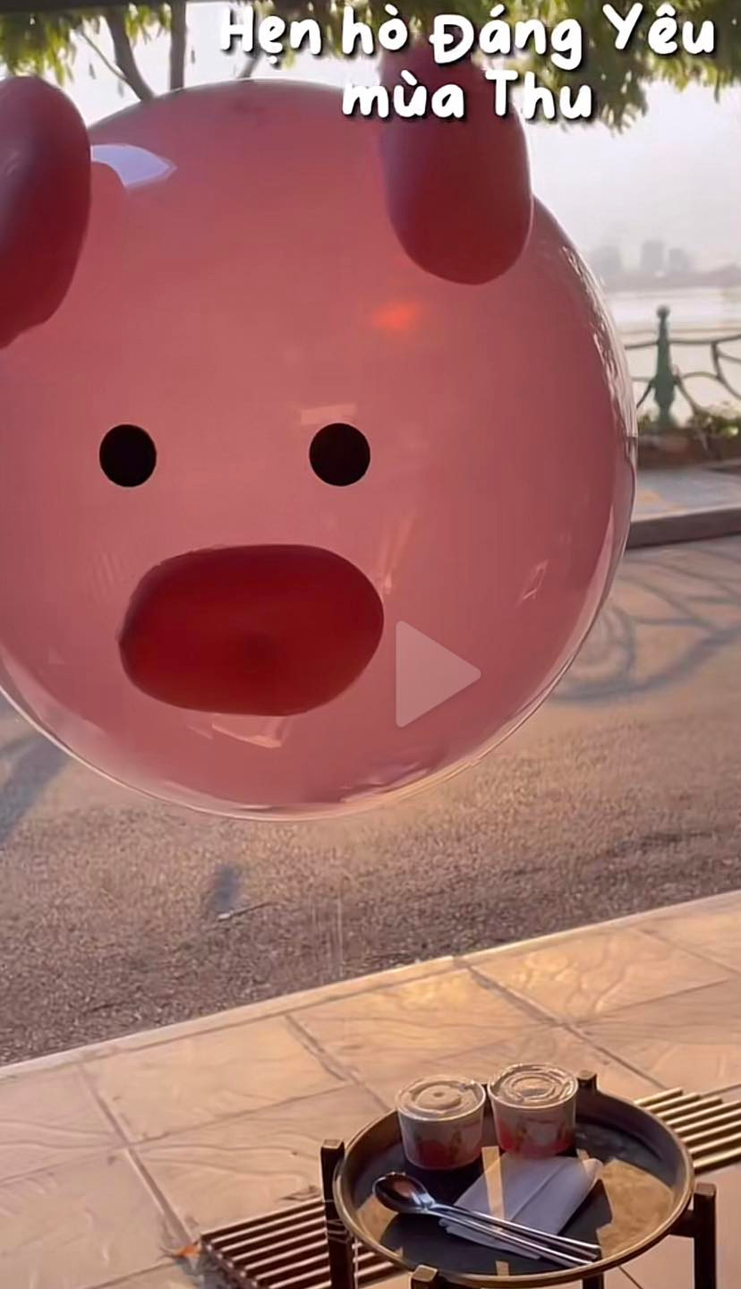 Thời gian gần đây nhiều bạn trẻ Hà Nội bất ngờ thi nhau check in với trào lưu bóng bay với hình hài ngộ nghĩnh như bóng bay bông hoa mặt cười, bóng bay hình chú lợn hồng. Ảnh: Son Harry - Lang Thang Hà Nội