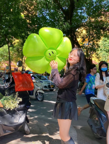 Sau khi chia sẻ khoảnh khắc siêu đẹp cùng bóng bay và đăng tải trên TikTok, video đã nhanh chóng lên xu hướng, gây sốt và nhận về hàng nghìn lượt yêu thích lẫn bình luận hỏi địa chỉ mua bóng bay. Ảnh: Internet