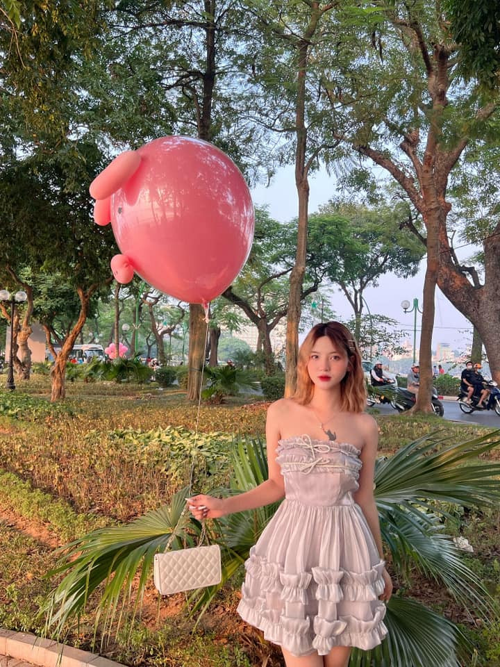 Ngoài bóng bay chú lợn hồng mới nở rộ gần đây, giới trẻ Hà thành còn thích thú với trào lưu chụp ảnh với bóng bay hình bông hoa cúc mặt cười. Ảnh: Khánh Chi