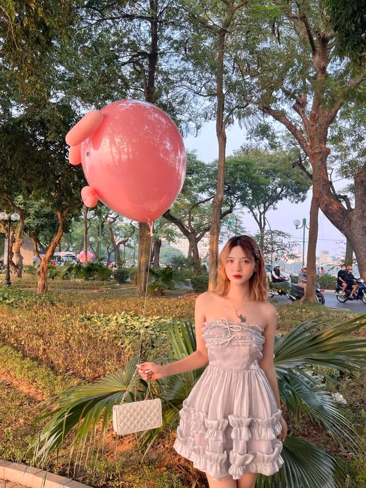 Ngoài bóng bay chú lợn hồng mới nở rộ gần đây, giới trẻ Hà thành còn thích thú với trào lưu chụp ảnh với bóng bay hình bông hoa cúc mặt cười. Ảnh: Khánh Chi