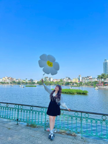 Được biết, trào lưu này bắt nguồn từ một bạn nữ bán bóng bay hoa cúc ở khu vực gần hồ Tây, hồ Trúc Bạch. Ảnh: @ruby.lpf