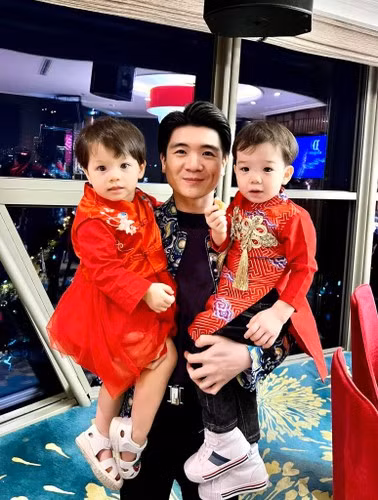 Câu chuyện vừa làm bố, vừa làm mẹ 2 nhóc tỳ của Đỗ Quang Vinh đã làm nhiều người trầm trồ, ngưỡng mộ. Ảnh: Tổng hợp