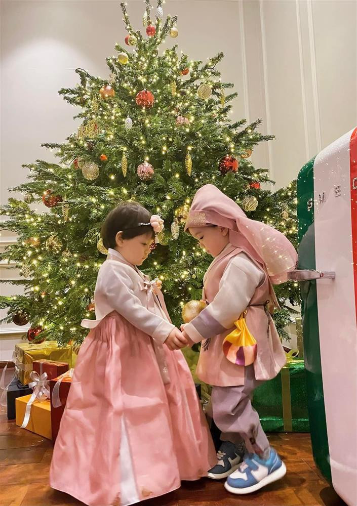 Sinh ra đã ở vạch đích nên 2 nhóc tì cháu nội bầu Hiển được hưởng cuộc sống chuẩn rich kid ngay từ khi lọt lòng.