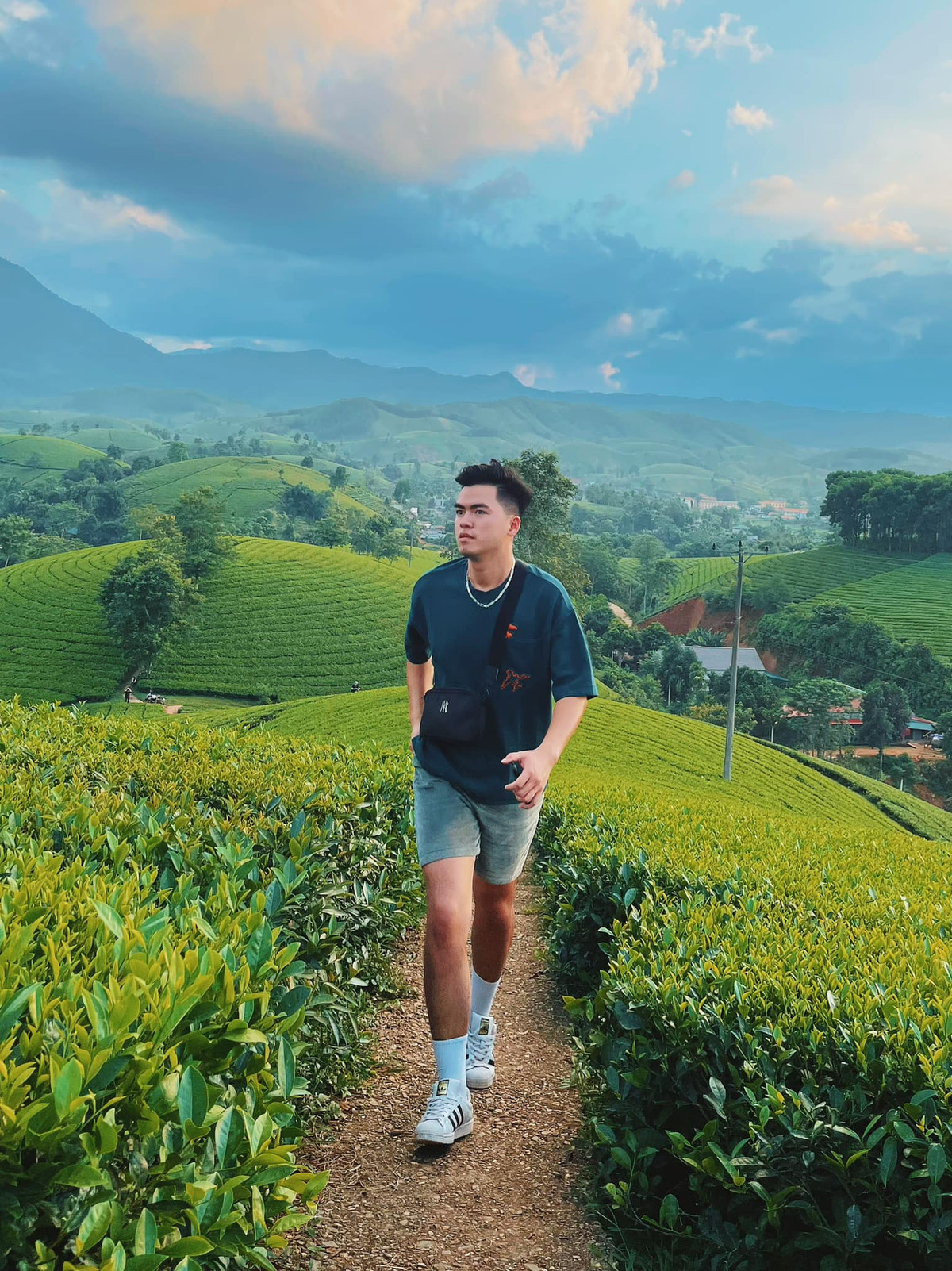 Thời gian gần đây nhiều bạn trẻ thường đến Phú Thọ và check in đồi chè Long Cốc, đặc biệt vào thời điểm sương sớm bình minh, thưởng thức không khí trong lành của những đồi chè quả là thú vị. Ảnh: Lờ Long