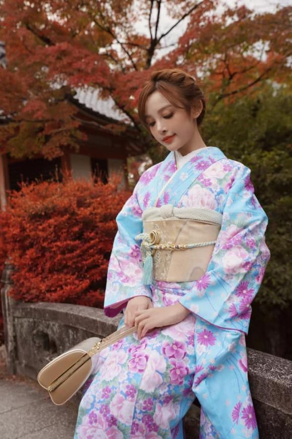 Kèm loạt ảnh táo bạo này, Huyền Baby viết: "Đừng bao giờ dành cho người khác sự ưu tiên… Khi bạn chỉ là sự lựa chọn của họ”.