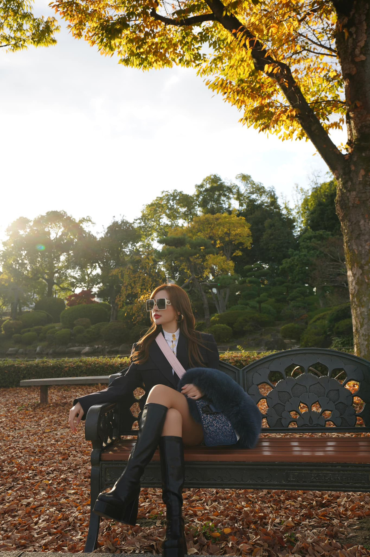 Dù đã là mẹ 2 con từ lâu nhưng Huyền Baby vẫn duy trì phong độ body với vòng eo con kiến, vòng 1 và vòng 3 căng tràn.