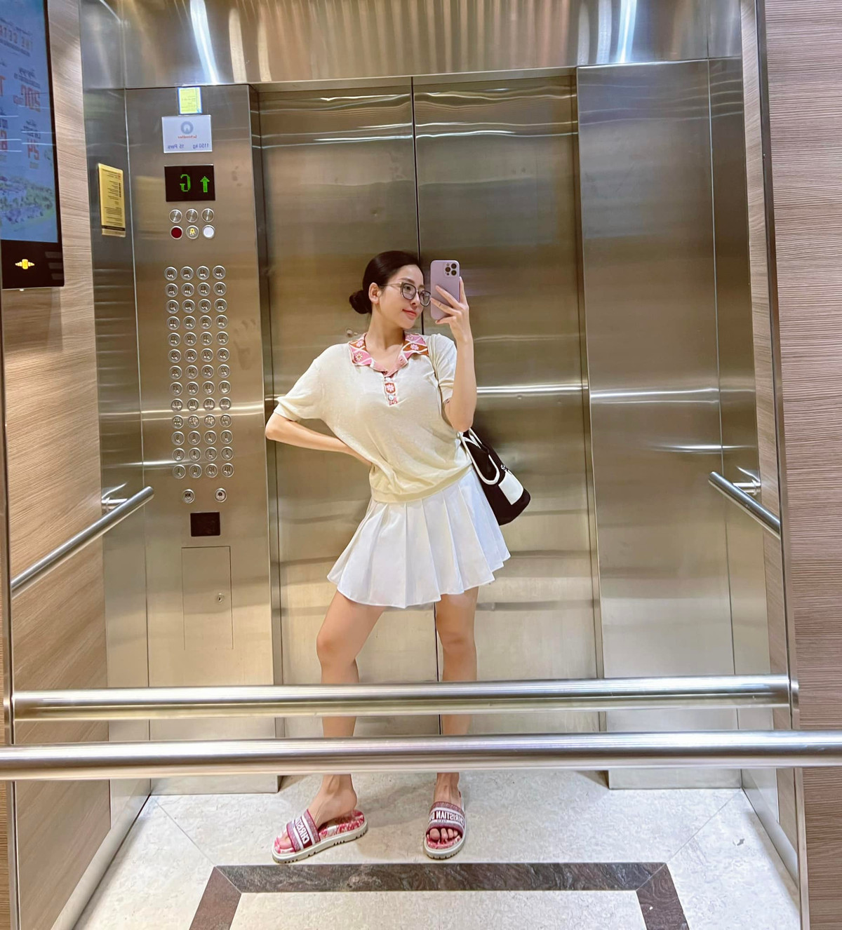 Trâm Anh cũng từng bị đồn đoán là sắp kết hôn khi khoe ảnh đeo nhẫn ở ngón áp út. Tuy nhiên, cô nàng đã lên tiếng giải thích mình vẫn còn cô đơn lẻ bóng.