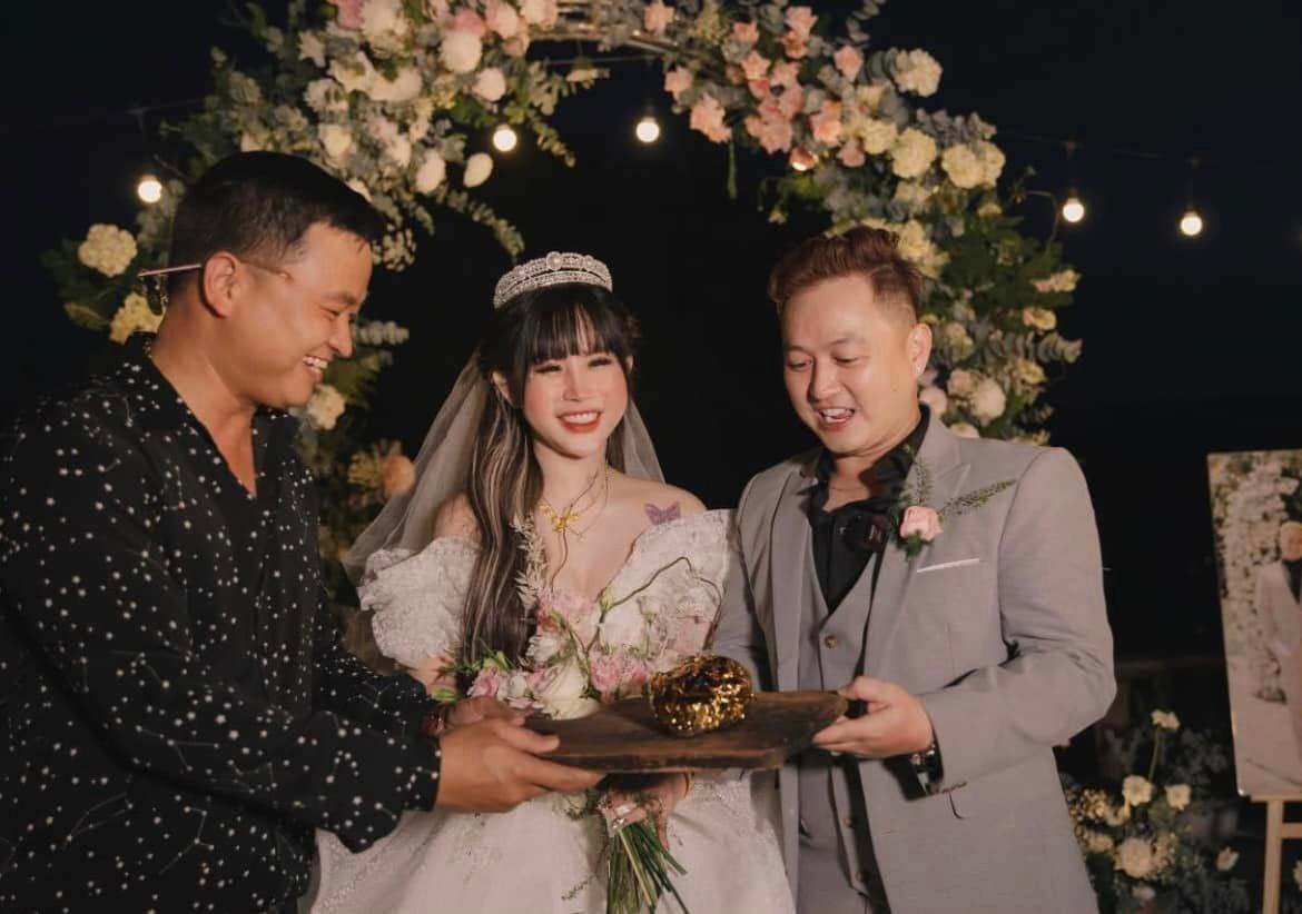 Người xem có thể dễ dàng nhận ra niềm hạnh phúc, viên mãn thể hiện rõ trên nét mặt của Trần My và chồng.