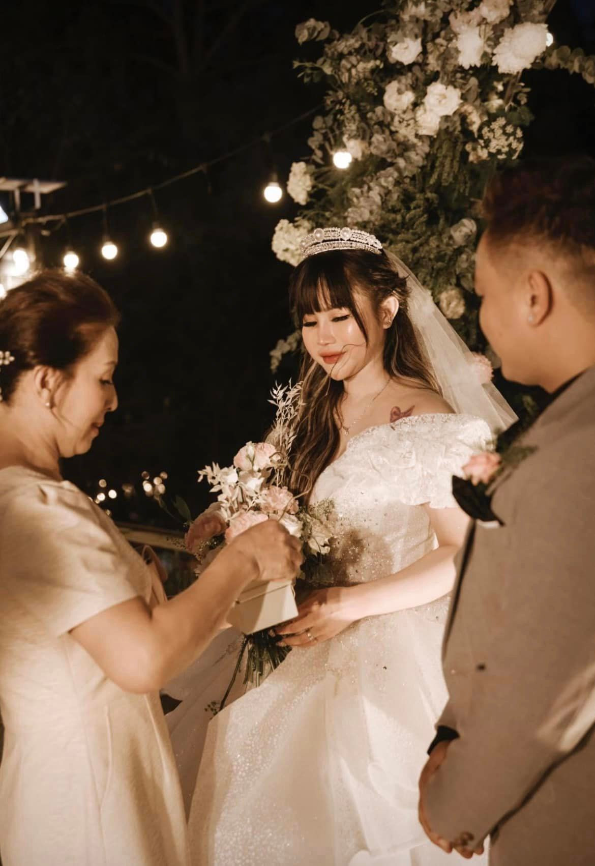 Đi cùng với bộ cánh công chúa, "hot girl livestream" này sử dụng kiểu tóc uốn xoăn nhẹ nhàng kết hợp cùng phụ kiện vương miện.