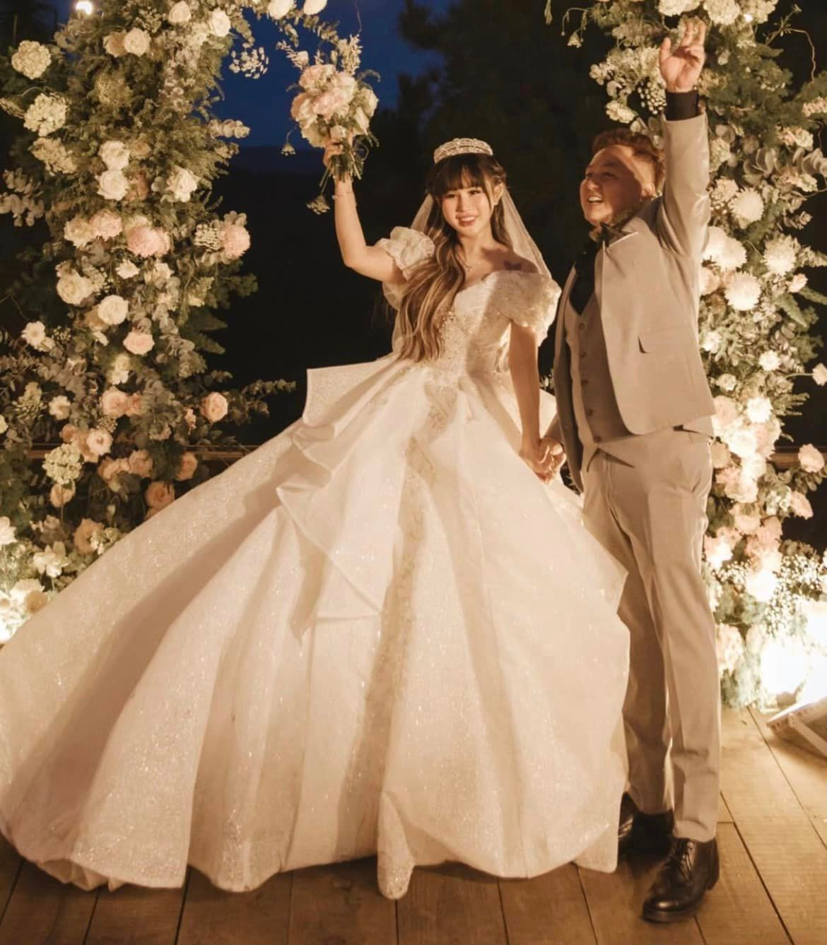 Những khoảnh khắc đầy ngọt ngào, tình cảm giữa cô và chồng trong lễ cưới đã gây chú ý trên cộng đồng mạng.