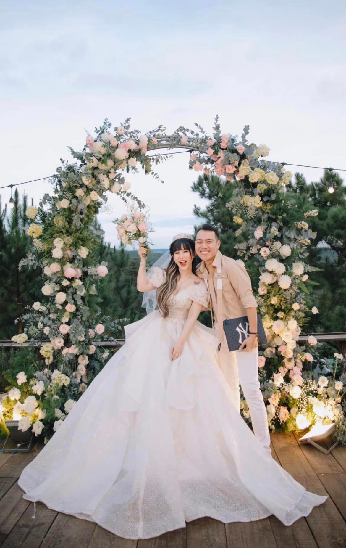 Ở phần bả vai bên trái, cô sở hữu hình xăm chiếc nơ khá lớn. Đồng thời, những bộ váy cưới này cũng giúp cô dâu tôn được vẻ quyến rũ trong ngày trọng đại.