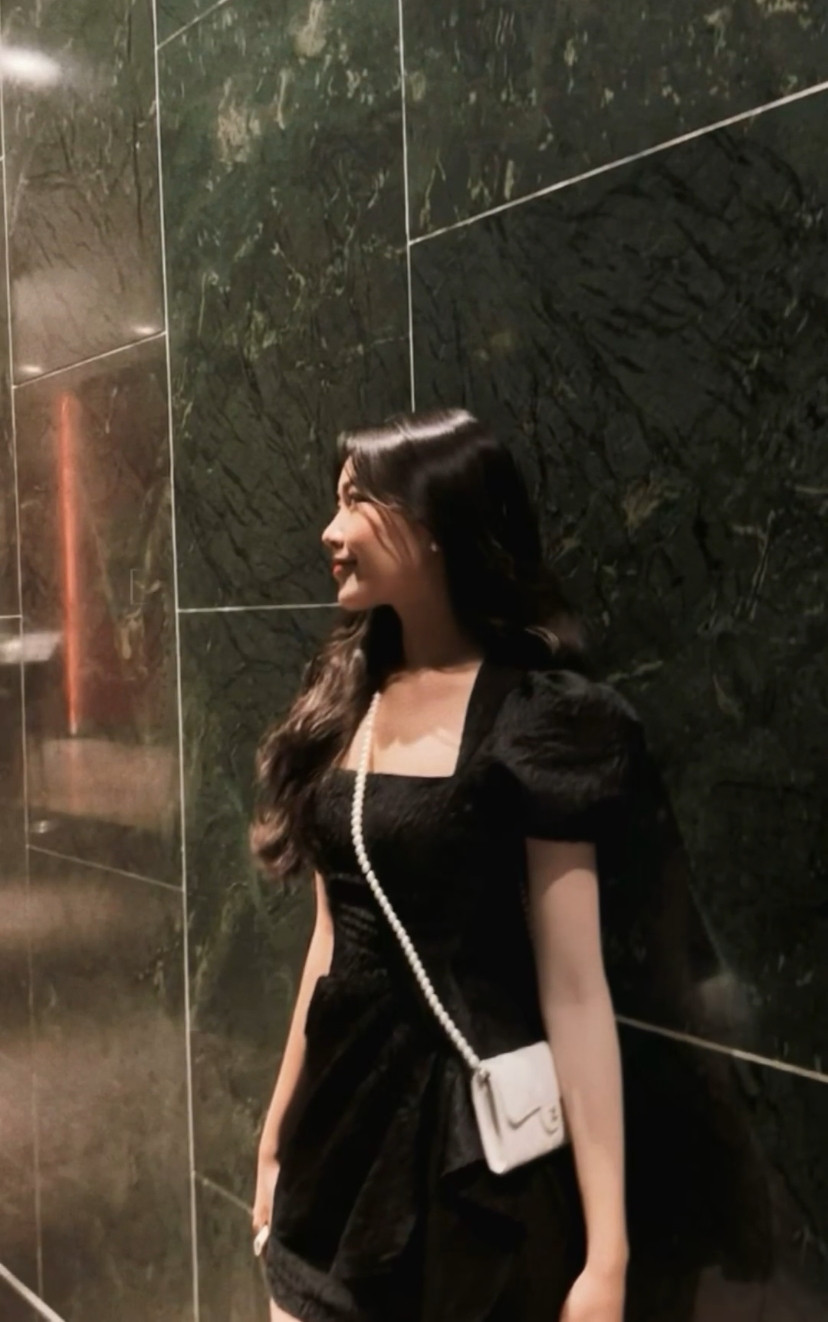 Để tăng độ bắt mắt cho tổng thể, cô bạn kết hợp thêm giày cao gót và túi xách cùng tông trắng đồng điệu.