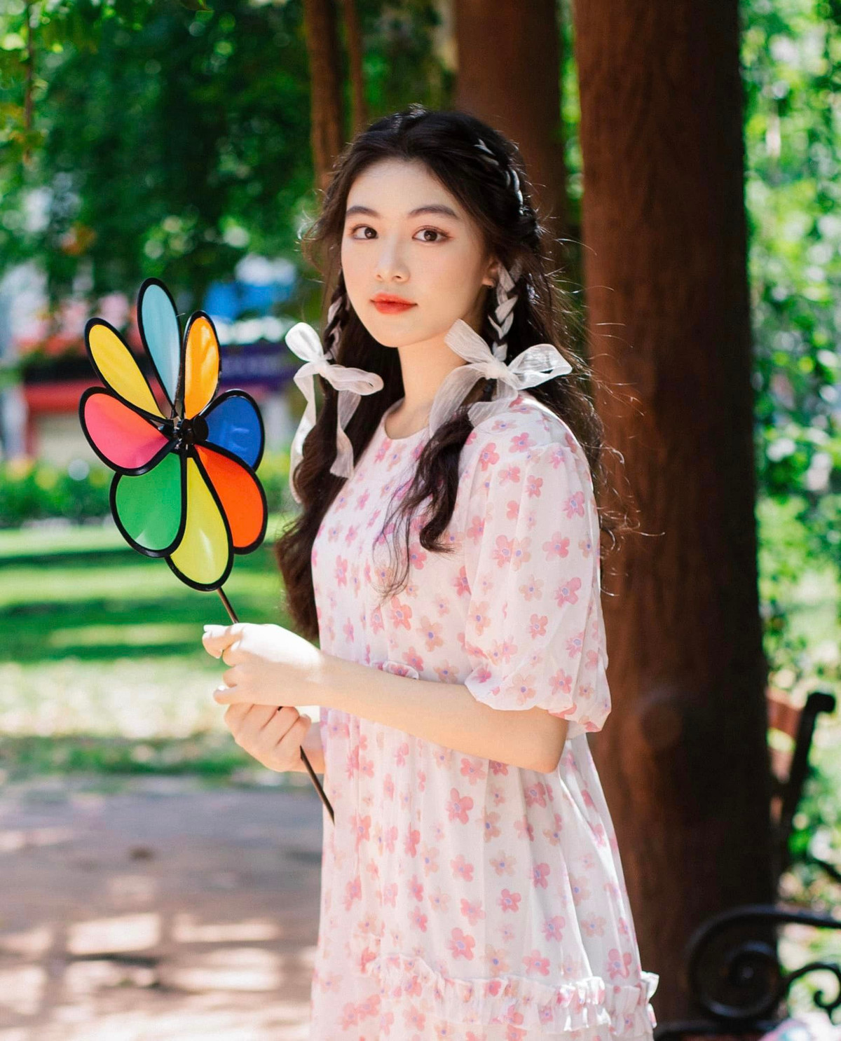 Trầm trồ đôi chân dài nuột xuống phố của con gái Quyền Linh Tram tro doi chan dai nuot xuong pho cua con gai Quyen Linh