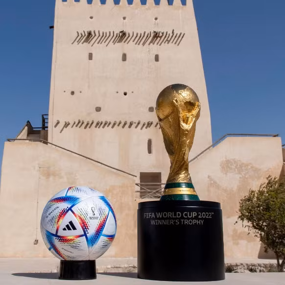 Bên trong lõi của Al Rihla chính là cụm cảm biến với nhiệm vụ đo đạc tốc độ, vị trí của trái bóng và gửi thông tin đó vào mạng lưới công nghệ hiện đại được FIFA áp dụng trong kỳ World Cup năm nay như VAR và mới nhất là công nghệ bắt việt vị bán tự động - SAOT.