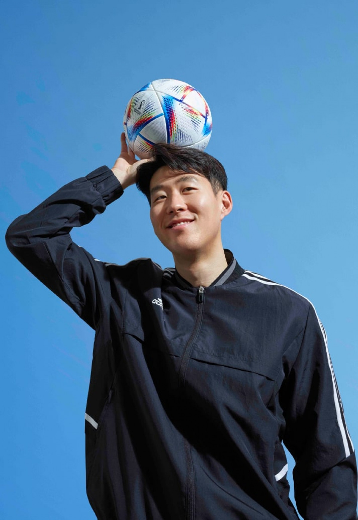 Al Rihla có giá 165 USD (khoảng 4 triệu đồng). Nhà sáng tạo riêng là hãng Adidas cho biết, họ sẽ sử dụng 1% doanh thu từ việc bán trái bóng này vào mục đích từ thiện. Ảnh: Tổng hợp