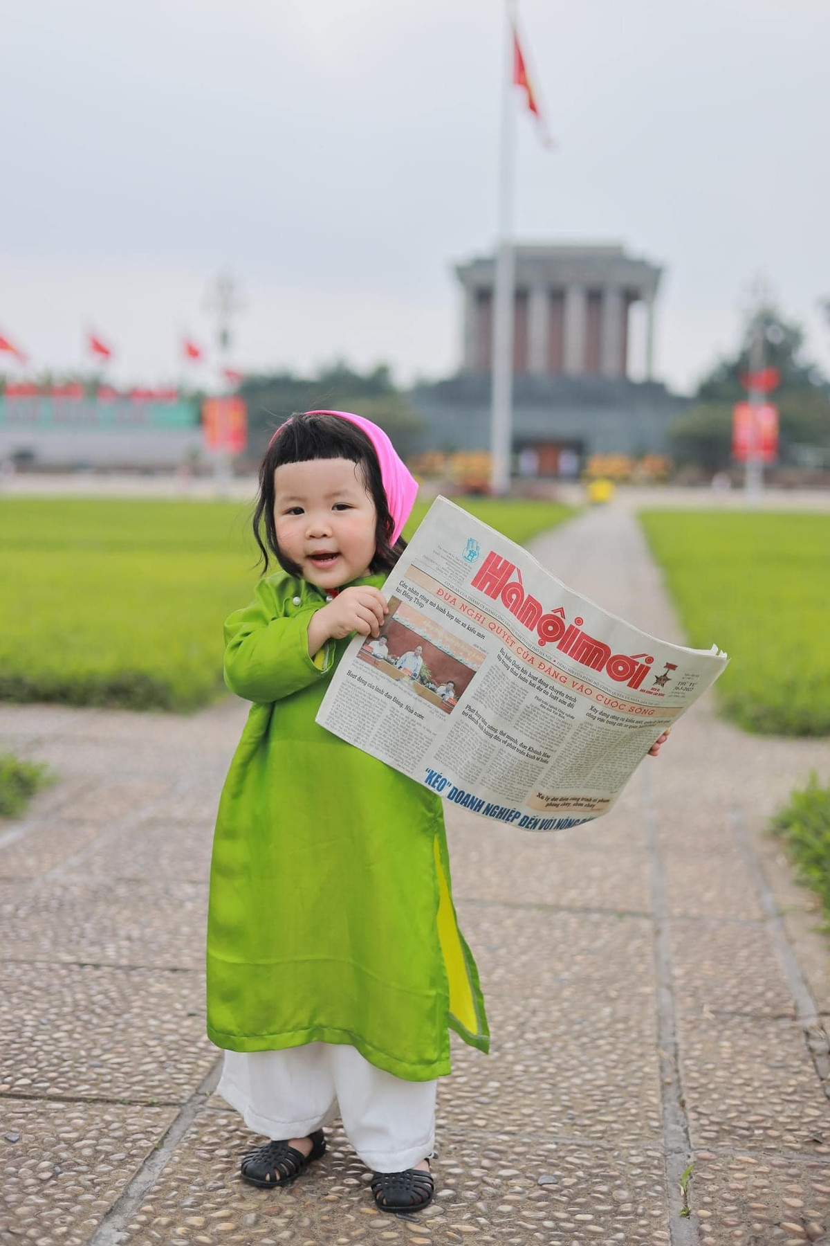 Hình ảnh cô bé mặc áo dài, mái tóc giống nhân vật Maruko của Nhật khiến nhiều người “lụi tim”.