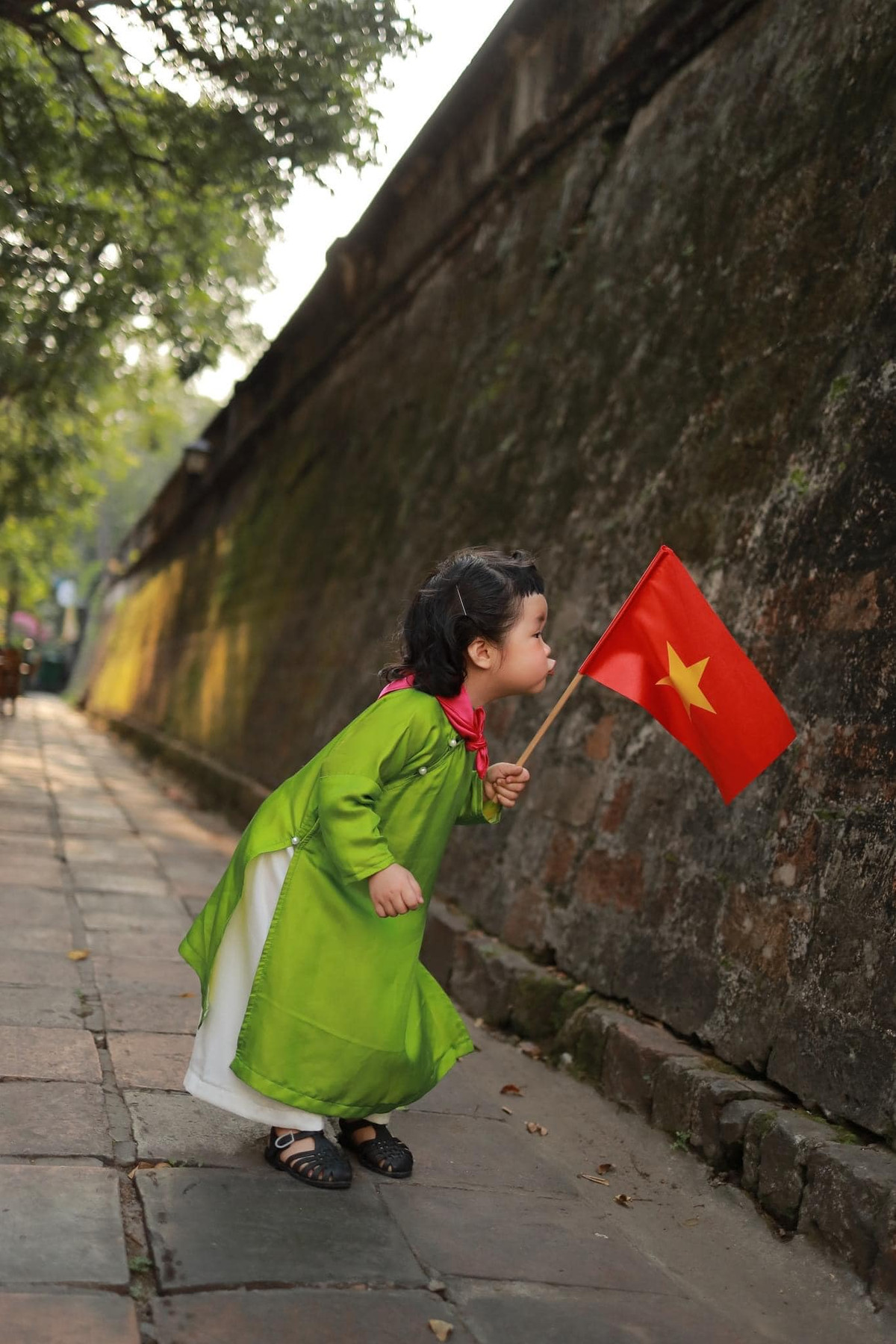 Bánh Bao thực hiện bộ ảnh áo dài và chụp tại các địa điểm nổi tiếng Hà Nội như Lăng Bác, Hồ Gươm...