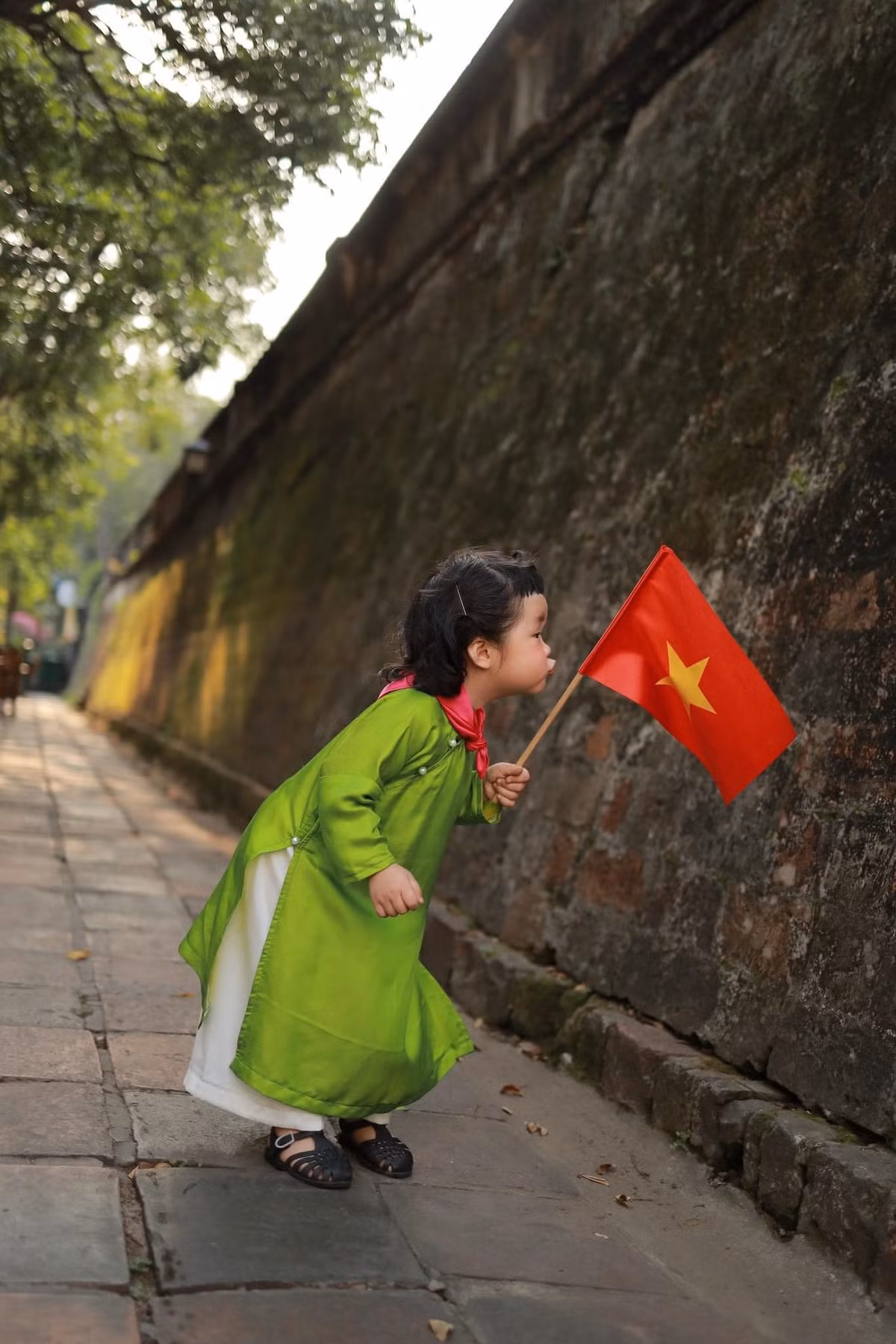 Bánh Bao thực hiện bộ ảnh áo dài và chụp tại các địa điểm nổi tiếng Hà Nội như Lăng Bác, Hồ Gươm...