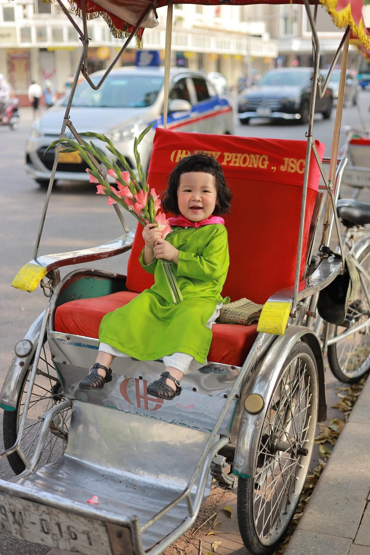 Có lẽ Hà Nội đang ở thời điểm mùa thu nên bộ ảnh của cô bé nổi tiếng này được cư dân mạng nhớ đến và quan tâm.