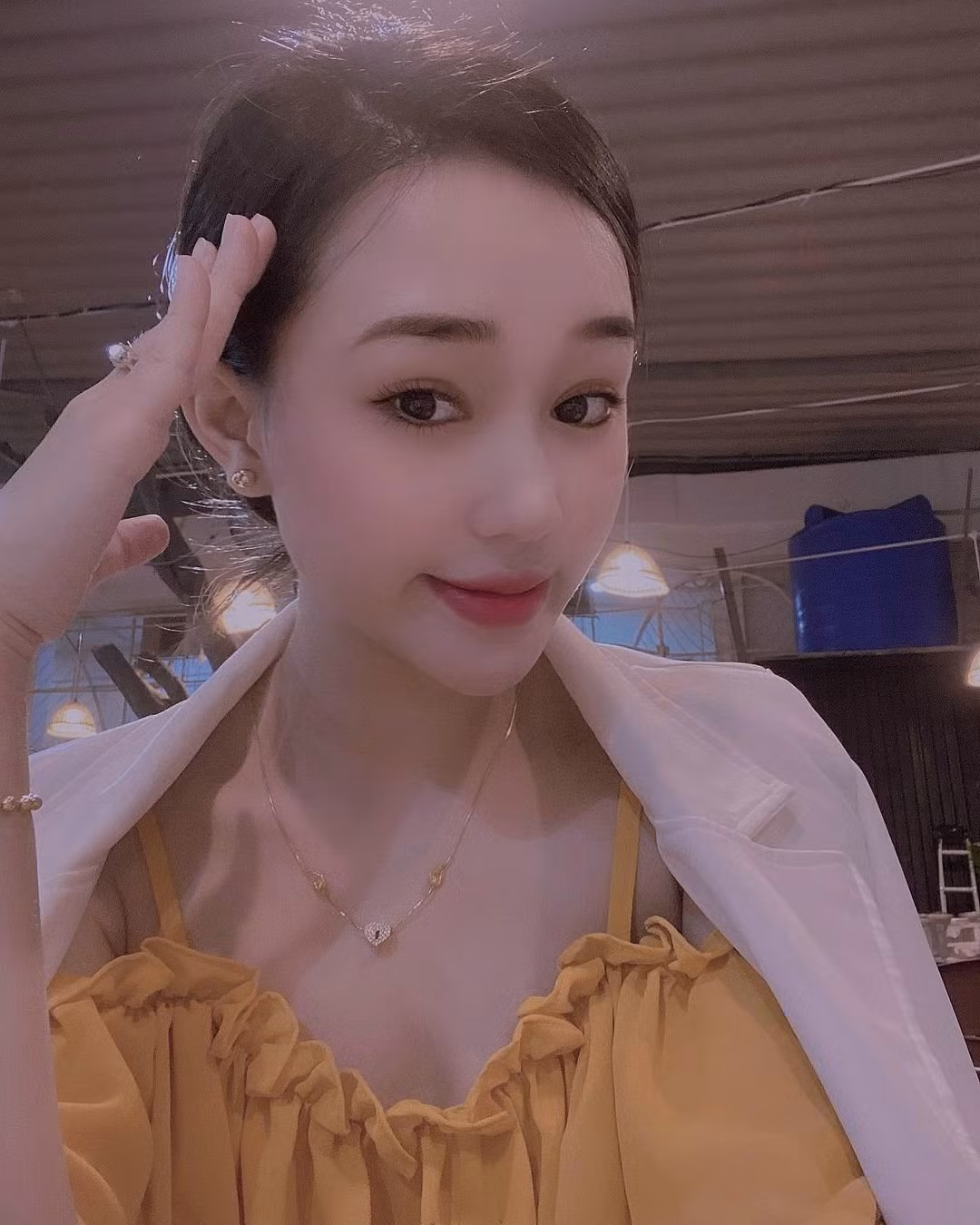 Phạm Hiếu có cái tên khá đàn ông, nhưng lại là rất nữ tính khi sở hữu phong cách thời trang gợi cảm, luôn biết cách khoe nét đẹp hình thể.