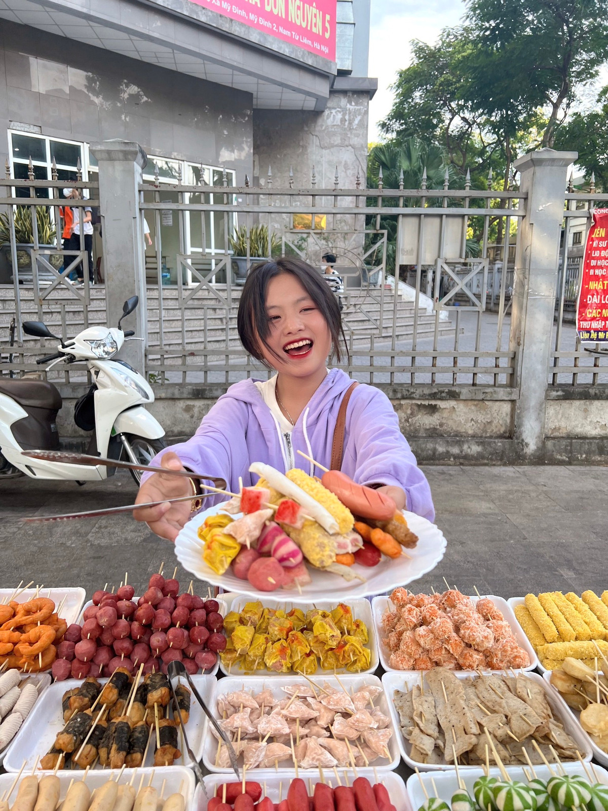 Không còn khoác lên vẻ ngoài sang chảnh với những bộ váy kiểu cách, Phúng Phính nay đã có thể ăn mặc phù hợp với lứa tuổi của mình.