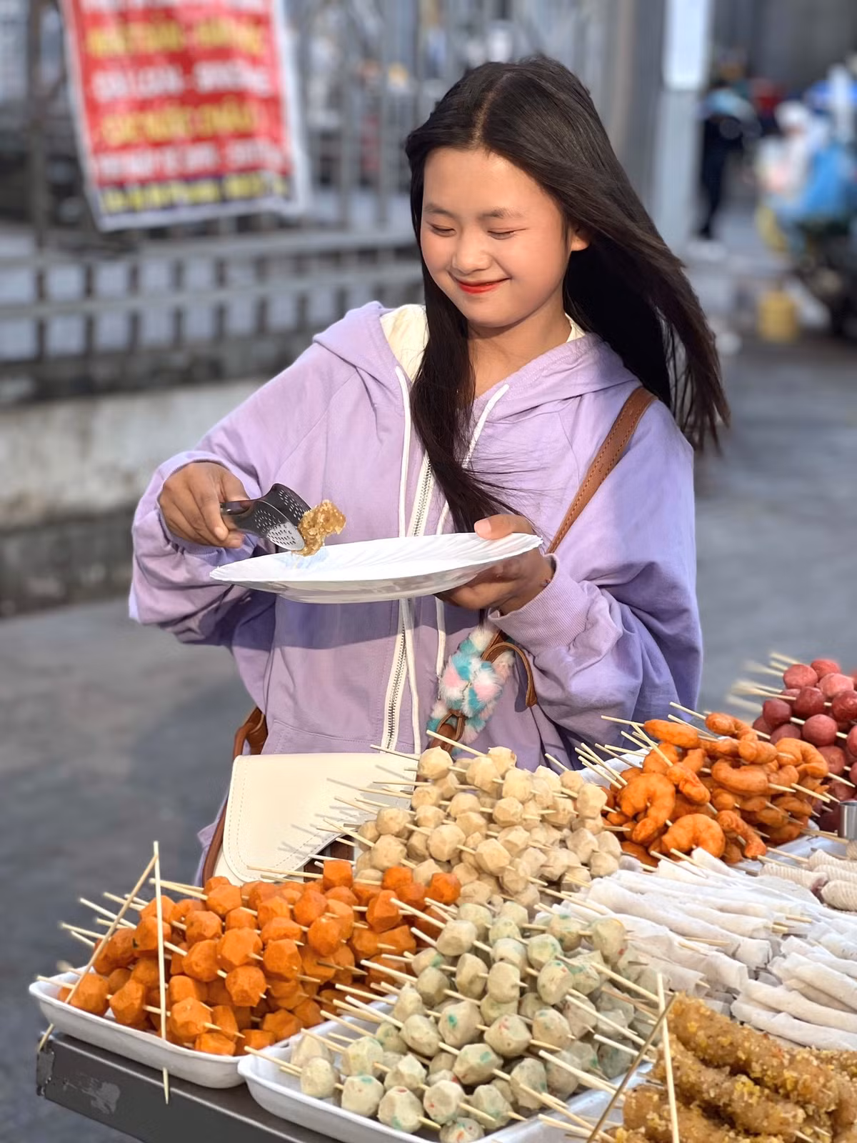 Trong ảnh, Phúng Phính diện một chiếc áo khoác màu tím trông vô cùng trẻ trung và phù hợp với tiết trời thu Hà Nội.