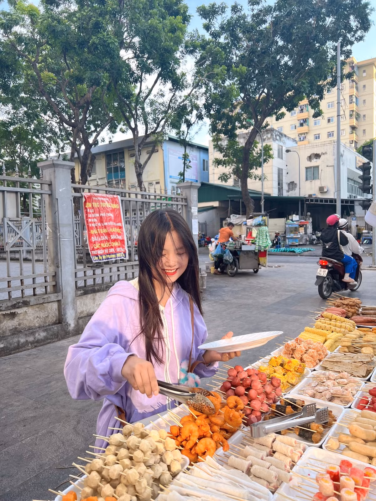 Điều giúp cô gái dân tộc này trở nên xinh đẹp hơn nữa chính là nhờ nụ cười rạng rỡ và hồn nhiên.