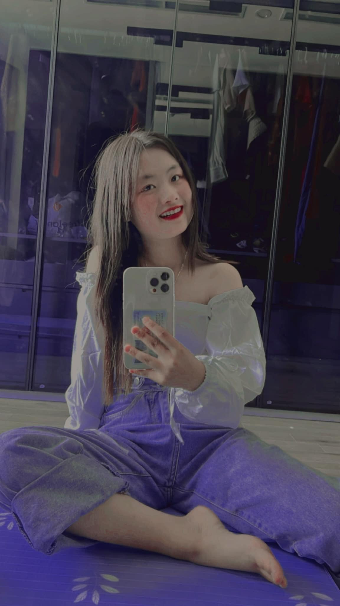 Dù là kiểu nào, Phúng Phính cũng nhanh chóng làm quen, bắt nhịp. Khi đứng trước ống kính, cô bé lại tự tin tạo dáng, khoe trọn nhan sắc của mình. Ảnh: FBNV