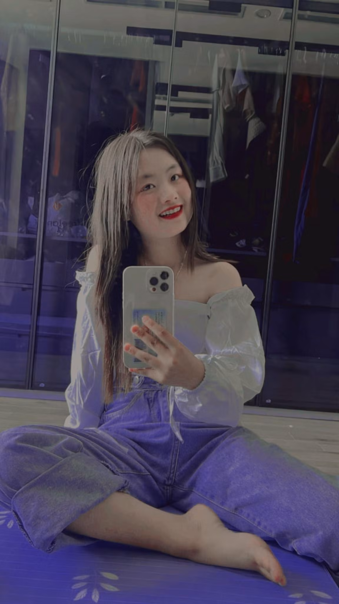 Dù là kiểu nào, Phúng Phính cũng nhanh chóng làm quen, bắt nhịp. Khi đứng trước ống kính, cô bé lại tự tin tạo dáng, khoe trọn nhan sắc của mình. Ảnh: FBNV