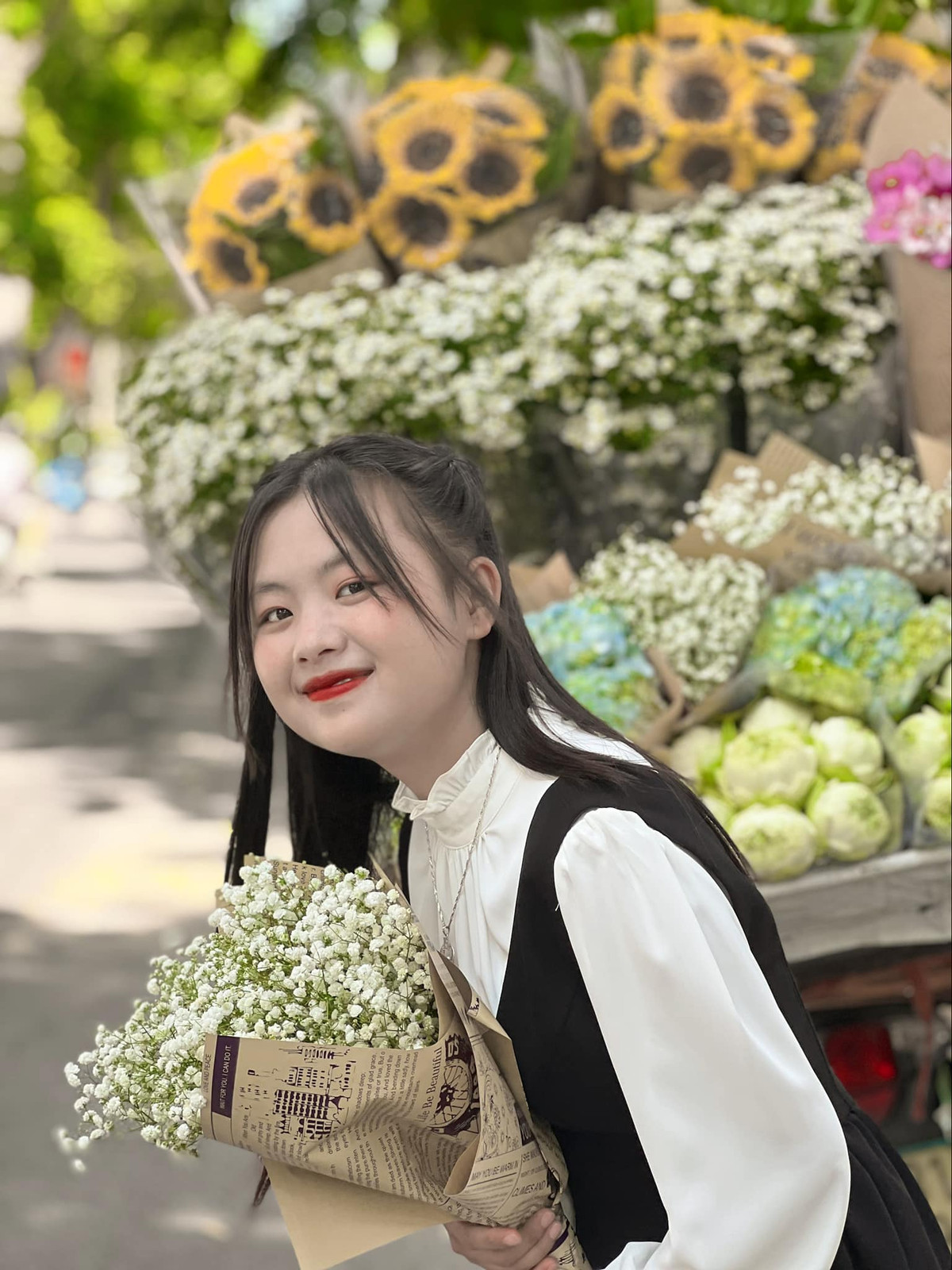 Từ một cô bé cho thuê hoa ở dốc Thẩm Mã, Phúng Phính nay đã được ăn ngon, mặc đẹp, khám phá nhiều điều thú vị hơn.