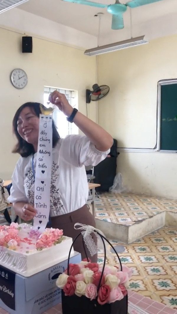 Thế nhưng, khi kéo tờ giấy bí mật lên, cô bỗng nghẹn ngào vì những dòng viết trên đó: “Ở đây chúng em không có tiền, chỉ có tình cảm thôi ạ".